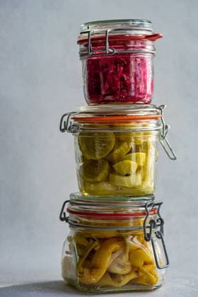 IMAGO Creative, Food, Pickled Onions IMAGO Creative, Food, Trend, Meal Prep Three glass jars stacked atop each other, filled with fermented vegetables: red cabbage with beetroot, spicy peppers, and white cucumbers, showcasing a variety of vibrant colors and textures. Model Released AnnaBogush_ID18226_545510_006 Copyright: xAnnaxBogushx