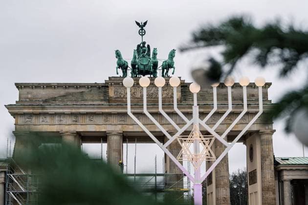 14.12.2023,Berlin,Chanukka-Leuchter am Brandenburger Tor *** 14 12 2023,Berlin,Hanukkah candlestick at the Brandenburg Gate