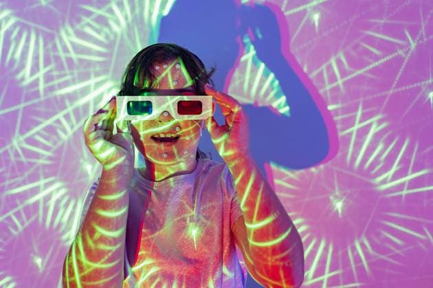 Creative Highlights Symbolbilder MR_ID17304_15559_EtxahunUnzueta.jpg, MR_ID17304_15558_ArhaneUnzueta.jpg Portrait of smiling girl in casual clothes and 3D glasses with beads on face standing in illuminated neon lights in studio with opened mouth and closed eyes Model Released HodeiUnzueta_ID17304_526369_031 Copyright: xHodeixUnzuetax