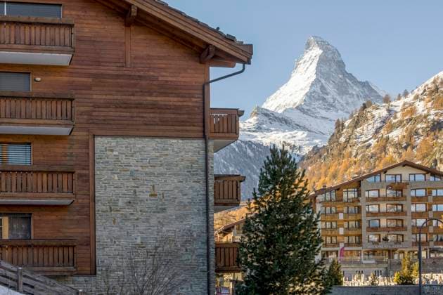 A serene view of Zermatt village showcasing chalet-style buildings with the iconic Matterhorn Mountain in the background. Model Released JuanAizpuru_ID16224_493551_028 Copyright: xJuanxAizpurux