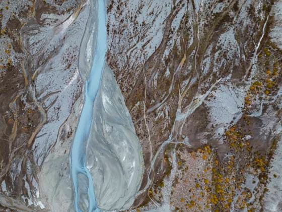 Creative Highlights World Aerial view of a meandering glacial river flowing through a rugged landscape. Model Released JuanAizpuru_ID17815_537741_013 Copyright: xJuanxAizpurux