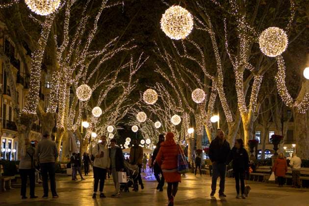 Weihnachtlich geschmückte Straßen und Plätze in Palma de Mallorca ( Spanien ). Vorweihnachtszeit in Palma de Mallorca *** Christmas decorated streets and squares in Palma de Mallorca Spain Pre-Christmas season in Palma de Mallorca