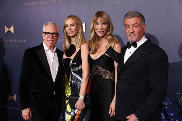 Bilder des Jahres 2023, Entertainment 12 Dezember Entertainment Themen der Woche KW50 Entertainment Bilder des Tages Fontainebleau Las Vegas leads the strip into a new era of luxury hospitality with star-studded grand opening celebration. Featuring: Tommy Hilfiger, Dee Ocleppo, Jennifer Flavin, Sylvester Stallone Where: Las Vegas, Nevada, United States When: 14 Dec 2023 Credit: Seth Browarnik startraksphoto.com EDITORIAL USE ONLY. NOT FOR USE BY NEWSPAPERS BASED IN THE UK. Copyright: xRichardxAlvarezx 53304745