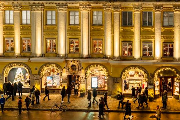 Feinkost Dallmayr, Kunden vor den weihnachtlich erleuchteten Schaufenstern in der Dienerstraße, München, Dezember 2023 Deutschland, München, Dezember 2023, Münchner beim Abendbummel in der Dienerstraße, vor den weihnachtlich erleuchteten Schaufenstern von Alois Dallmayr, Dallmayr ist ein Münchner Traditionsgeschäft, bekannt für Feinkost und Delikatessen, Zentrum, Passanten, festlich leuchtende Hausfassade, Weihnachtskonsum, Weihnachtseinkäufe, Shopping, Donnerstag, Stadt, Winter, Bayern, bayerisch, Querformat, *** Feinkost Dallmayr, customers in front of the Christmas-lit shop windows in Dienerstraße, Munich, December 2023 Germany, Munich, December 2023, Munich residents on an evening stroll in Dienerstraße, in front of the Christm