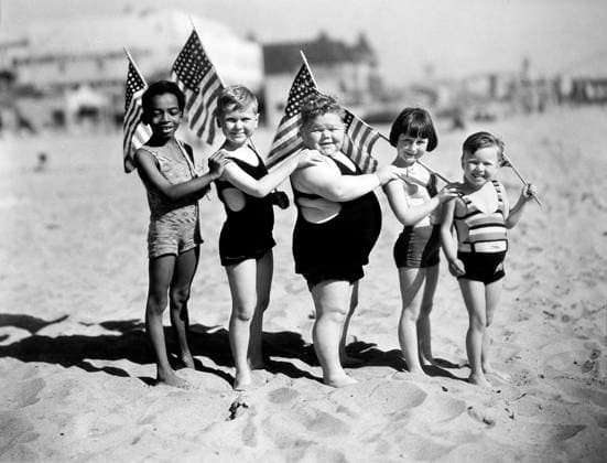 Allen Hoskins, Jackie Cooper, Norman Chaney, Mary Ann Jackson and Bobby Hutchins, Our Gang Celebrating Fourth of July on the Beach, 1930  Copyright: xABxArchivex jtv003259
