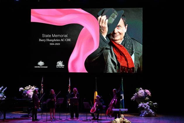 Bilder des Jahres 2023, Entertainment 12 Dezember Entertainment Themen der Woche KW50 Entertainment Bilder des Tages BARRY HUMPHRIES STATE MEMORIAL SYDNEY, The State Memorial Service for Australian comedian and actor Barry Humphries at the Sydney Opera House in Sydney, Friday, December 15, 2023. A State Memorial Service for Barry Humphries will recognise the late entertainer?s contribution to Australian arts and entertainment. ( NO ARCHIVING, EDITORIAL USE ONLY, NO USE IN BOOKS WITHOUT CONSENT SYDNEY NEW SOUTH WALES AUSTRALIA  Copyright: xDEANxLEWINSx 20231215001878089913