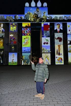 Entertainment Themen der Woche KW50 Entertainment Bilder des Tages RECORD DATE NOT STATED OTTO WAALKES ERÖFFNET LICHTINSTALLATION 14.12.2023 Otto Waalkes, Eröffnung der Lichtspiele an dem Global Gate von Otto Waalkes (Studenten haben mit Beamern das Bauwerk animiert) am Cruise Center Altona, Hamburg, 14.12.2023 *** OTTO WAALKES OPENS LIGHT INSTALLATION 14 12 2023 Otto Waalkes, opening of the light show at the Global Gate by Otto Waalkes Students have animated the building with beamers at the Cruise Center Altona, Hamburg, 14 12 2023 Copyright: xEventpressxMPx