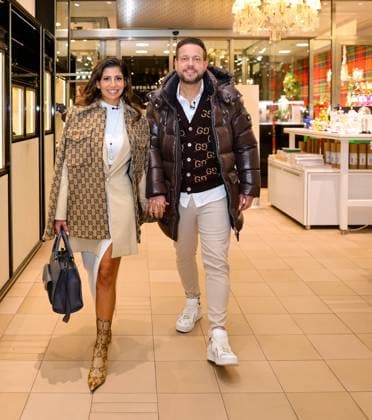 Entertainment Themen der Woche KW50 Entertainment Bilder des Tages Evanthia Eva Benetatou (31) liebt Düsseldorfer Unternehmer Dennis Kessmeyer (43), verliebt bei Weihnachtseinkauf in Düsseldorf mit neuem Partner Düsseldorf Königsallee NRW Deutschland *** Evanthia Eva Benetatou 31 loves Düsseldorf entrepreneur Dennis Kessmeyer 43 , in love during Christmas shopping in Düsseldorf with new partner Düsseldorf Königsallee NRW Germany