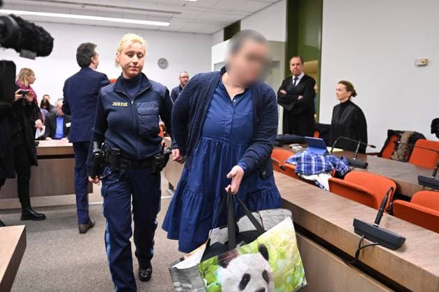 News Themen der Woche KW50 News Bilder des Tages Alexandra TANDLER wird in Handschellen zur Urteilsverkuendung in den Gerichtssaal gefuehrt, Strafverfahren gegen Andrea Tandler und Darius NODJOUMI. wegen des Verdachts der Steuerhinterziehung und des Subventionsbetrugs (MASKEÂÄÂœ) vor dem Oberlandesgericht Muenchen OLG II am 15.12..2023. *** Alexandra TANDLER is led into the courtroom in handcuffs for the announcement of the verdict, criminal proceedings against Andrea Tandler and Darius NODJOUMI on suspicion of tax evasion and subsidy fraud MASKEÂÄÂœ before the Higher Regional Court of Munich OLG II on 15 12 2023