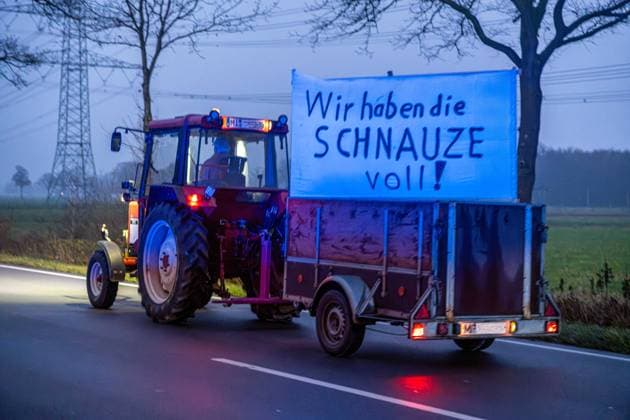 News Themen der Woche KW50 News Bilder des Tages Bohmte, Deutschland 15. Dezember 2023: Traktor Demo auf der B51 in Bohmte gegen die Agrarpolitik 15.12.2023 Im Bild: Am Freitagmorgen gab es auf der B51 zwischen dem Abzweig nach Stemshorn und dem Bohmter Industriegebiet eine geplante Behinderungen im Berufsverkehr. Landwirte sowohl aus NRW und auch aus Niedersachsen machten auf ihre Situation die sich aufgrund der neuesten Beschlüsse der Ampelkoalition noch einmal drastisch verschlechtert hat aufmerksam. Die Energiepreise steigen, die Kraftstoffpreise steigen die Steuerbelastung steigt. Irgendwann muss Schluß sein. Und so fuhren zwei Traktorcorsos zum Teil unter Polizeibegleitung langsam die B51 hin und her. B51 Niedersachsen *** Bohmte, Germany 15 December 2023 Tractor demo on the B5 Copyright: xFotostandx xReißx