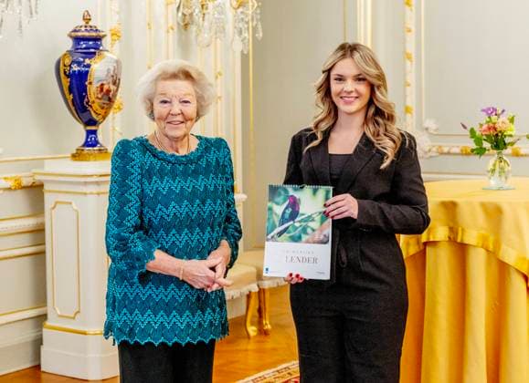 Entertainment Themen der Woche KW50 Entertainment Bilder des Tages 15-12-2023 The Hague Princess Beatrix received the first Kingdom Calendar (Koninkrijkskalender), a birthday calendar, created by students from The Hague University of Applied Sciences, who are following the minor in Kingdom Affairs with photos from Dutch Caribbean Nature Alliance (DCNA) at palace Noordeinde in The Hague. Â  Copyright: xPPEx