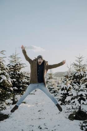 Creative Highlights Symbolbilder Mann in Winterkleidung im Schnee *** Man in Winter clothing at Snow Copyright: imageBROKER/MichaelaxBegsteiger ibxbeg09945736.jpg ,model released, Symbolfoto ,property released