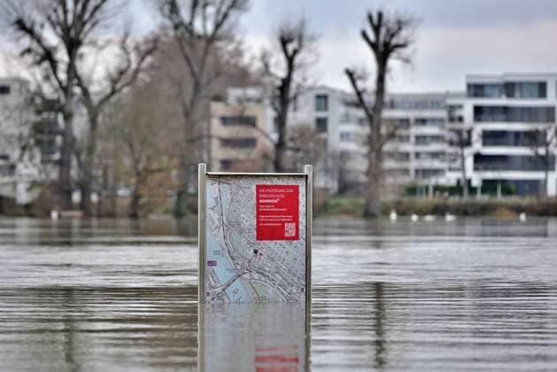 Bilder des Jahres 2023, News 12 Dezember News Themen der Woche KW50 News Bilder des Tages 15.12.2023 Hochwasser Hochwasser in Mannheim. Das Ufer des Rhein ist überschwemmt. Mülleimer, Bänke und Schilder stehen im Wasser. Der höchste Stand des Pegels wird hier am Freitag gegen 16 Uhr erwartet. Mannheim Rheinufer Baden Württemberg Deutschland *** 15 12 2023 Floods Floods in Mannheim The banks of the Rhine are flooded Trash cans, benches and signs are in the water The highest water level is expected here on Friday around 4 p.m. Mannheim Rhine bank Baden Württemberg Germany