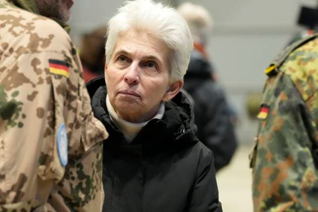 News Bilder des Tages Ankunft und Rueckkehr der Bundeswehr Soldatinnen und Soldaten aus Mali Marie-Agnes Strack-Zimmermann im Gespraech mit Soldaten bei der Ankunft und Rueckkehr aus der MINUSMA Mission in Mali auf dem Fliegerhorst in Wunstorf, Wunstdorf, 15.12.2023 Wunstorf Niedersachsen Deutschland *** Arrival and return of Bundeswehr soldiers from Mali Marie Agnes Strack Zimmermann in conversation with soldiers on their arrival and return from the MINUSMA mission in Mali at the airbase in Wunstorf, Wunstdorf, 15 12 2023 Wunstorf Lower Saxony Germany