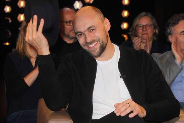 Max Mutzke bei der Aufzeichnung der NDR Talk Show im NDR Fernsehstudio Lokstedt. Hamburg, 15.12.2023 *** Max Mutzke at the recording of the NDR Talk Show in the NDR television studio Lokstedt Hamburg, 15 12 2023 Foto:xH.xHartmannx xFuturexImagex ndr_talk1512_3303