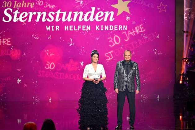 Bilder des Jahres 2023, Entertainment 12 Dezember Entertainment Themen der Woche KW50 Sandra Rieß und Volker Heißmann in der TV-Show 30 Jahre Sternstunden-Gala 2023 in der Frankenhalle. Nürnberg, 15.12.2023 *** Sandra Rieß and Volker Heißmann in the TV show 30 Years of Sternstunden Gala 2023 in the Frankenhalle Nuremberg, 15 12 2023 Foto:xD.xAnoraganingrumx xFuturexImagex sternstunden_gala_3205