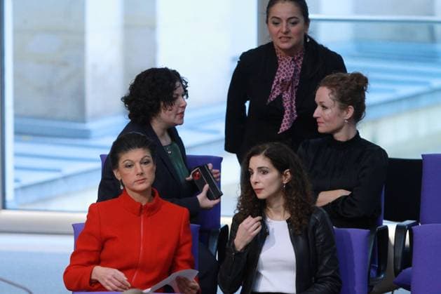 Berlin, Deutschland, 15.12.2023: Sitzungswoche im Deutschen Bundestag, 145. Sitzung: Das Bündnis Sahra Wagenknecht: Vorne links Sahra Wagenknecht, rechts daneben Jessica Tatti; dahinter: Amira Mohamed Ali (links) und Zaklin Jadwiga Sarah Nasti? (rechts); stehend: Sevim Da?delen *** Berlin, Germany, 15 12 2023 Sitting week in the German Bundestag, 145 session The Sahra Wagenknecht Alliance In front left Sahra Wagenknecht, to the right Jessica Tatti behind her Amira Mohamed Ali left and Zaklin Jadwiga Sarah Nasti standing right Sevim Da delen Copyright: xdtsxNachrichtenagenturx dts_28211