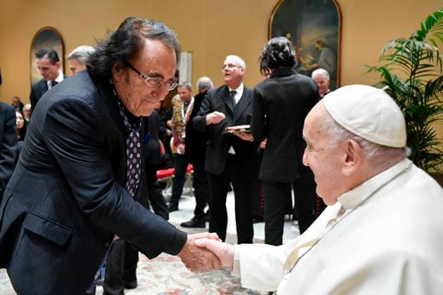 News Bilder des Tages Pope Francis Receives The Artists Of The Christmas Concert Pope Francisshakes hands with during a private audience the Artists of the Christmas Concert at the Vatican, on December 16, 2023. Editorial USe Only. Photo by Vatican Media Catholic Press Photo IPA ABACAPRESS.CO Vatican City Vatican (or Holy See)  Copyright: xIPA ABACAx