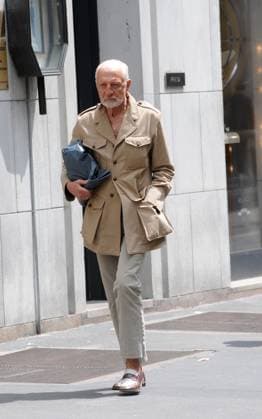 Milan, 16-12-2023 Lorenzo Riva the famous stylist died today at the age of 85 at the San Gerardo Hospital in Monza. in the archive photos Lorenzo Riva walking through the streets of central Milan  Copyright: xMimmoxCarrierox xipa-agency.netx xMIMMOxCARRIERO-x IPA_Agency_IPA42256606