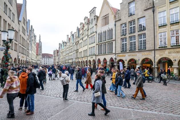 News Themen der Woche KW50 Einkaufen in der Vorweihnachtszeit - Impressionen aus der Innenstadt von Münster Einkaufen am Samstag vor dem Dritten Advent. Bei milden Temperaturen sind zahlreiche Passanten im Bereich des Prinzipalmarkt unterwegs. Bläserchor spielt Weihnachtslieder. Münster, Nordrhein-Westfalen, DEU, Deutschland, 16.12.2023 *** Shopping in the run-up to Christmas Impressions from Münster city center Shopping on the Saturday before the third Advent In mild temperatures, numerous passers-by are out and about in the Prinzipalmarkt area Wind choir plays Christmas carols Münster, North Rhine-Westphalia, DEU, Germany, 16 12 2023