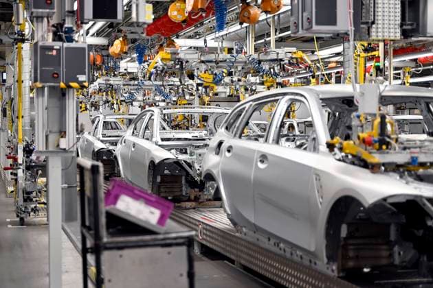 Autos in der Fertigung beim Werksrundgang von Bundeskanzler Olaf Scholz (SPD) im BMW Group Werk München. (Themenbild, Symbolbild) München, 05.12.2023 Bayern Deutschland *** Cars in production during the plant tour of Federal Chancellor Olaf Scholz SPD at the BMW Group plant in Munich Theme picture, symbolic picture Munich, 05 12 2023 Bavaria Germany Copyright: xDwixAnoraganingrumx