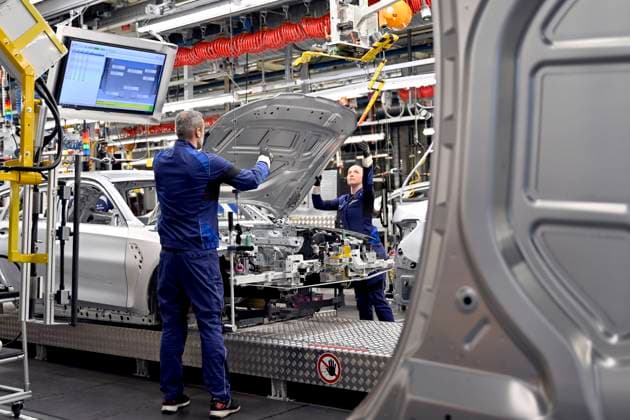 Autos und BMW-Mitarbeiter in der Fertigung beim Werksrundgang von Bundeskanzler Olaf Scholz (SPD) im BMW Group Werk München. (Themenbild, Symbolbild) München, 05.12.2023 Bayern Deutschland *** Cars and BMW employees in production during the plant tour of Federal Chancellor Olaf Scholz SPD at the BMW Group plant in Munich Theme picture, symbolic picture Munich, 05 12 2023 Bavaria Germany Copyright: xDwixAnoraganingrumx