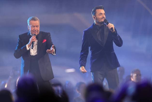 Bilder des Jahres 2023, Entertainment 12 Dezember Entertainment Themen der Woche KW50 Giovanni Zarrella präsentiert: 50 Jahre Roland Kaiser Roland Kaiser und Giovanni Zarrella anlässlich der Samstags-Show Giovanni Zarrella präsentiert: 50 Jahre Roland Kaiser. TV-Aufzeichnung vom 16.12.2023 in der Baden-Arena, Messe Offenburg-Ortenau. Baden-Württemberg, Deutschland. Ausstrahlung der Sendung am 24.02.2024 im ZDF. *** Giovanni Zarrella presents 50 years of Roland Kaiser Roland Kaiser and Giovanni Zarrella on the occasion of the Saturday show Giovanni Zarrella presents 50 years of Roland Kaiser TV recording from 16 12 2023 in the Baden Arena, Messe Offenburg Ortenau Baden Württemberg, Germany Broadcast of the program on 24 02 2024 on ZDF
