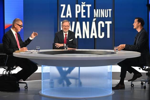 News Themen der Woche KW50 News Bilder des Tages Czech Prime Minister Petr Fiala (ODS), centre, and former PM Andrej Babis (ANO), left, attend a discussion programme on Nova TV, Five Minutes to Twelve, moderate by anchorman Martin Cermak, Prague, Czech Republic, on December 17, 2023. (CTKxPhoto MichaelaxRihova) CTKPhotoP2023121702724  CTKPhotoP2023121702724