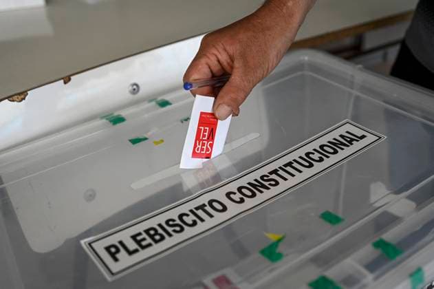 Valparaiso, 17 de diciembre 2023 Votaciones del Plebiscito Constitucional 2023 en el Liceo Eduardo de la Barra. Jose Veas Aton Chile, Valparaiso Chile Aton_858854 *** Valparaiso, December 17, 2023 Voting for the 2023 Constitutional Plebiscite at the Eduardo de la Barra High School Jose Veas Aton Chile, Valparaiso Chile Aton 858854  Copyright: JOSExVEAS ATONxCHILE