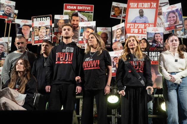 Bilder des Jahres 2023, News 12 Dezember News Themen der Woche KW50 News Bilder des Tages Protest after IDF Admits to Accidentally Killing Of Three Hostages - Gaza 12 17 2023 Tel Aviv Israel. recently released hostages Maya Regev (L), Itai Regev, Daniel Aloni (2L) and Agam Goldstein Almog (R) at a rally outside The Museum of Art known as the The Hostages and Missing Square on December 16, 2023 in Tel Aviv, Israel On Friday, the IDF said its forces accidentally killed three hostages being held in Gaza when it mistakenly identified them as potential threats. Yotam Haim, Samer Talalka, Alon Shamriz were kidnapped from southern Israel on Oct. 7 by Hamas militants and taken back to the Gaza Strip. Israel launched an air and ground campaign in Gaza soon thereafter in an effort to defeat Hamas. In November, a weeklong ceasefire allow  Copyright: xMiddlexEastxImages ABACAx