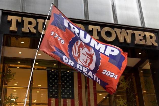 December 17, 2023, New York, New York, USA: Trump supporters hold banners and flags outside Trump Tower on Fifth Ave at the height of the holiday season in New York. A flag with an image of Donald Trump reads Trump or death 1776 2024. New York USA - ZUMAr174 20231217_znp_r174_040 Copyright: xGinaxMxRandazzox