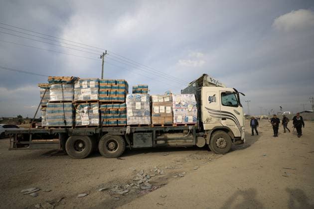 Bilder des Jahres 2023, News 12 Dezember News Themen der Woche KW50 News Bilder des Tages (231218) -- GAZA, Dec. 18, 2023 -- A truck loaded with humanitarian aid supplies is seen at the Kerem Shalom border crossing between Israel and the Gaza Strip, Dec. 17, 2023. Israel opened the Kerem Shalom border crossing with the Gaza Strip on Sunday, allowing the first entry of aid through the crucial channel into Gaza since the start of its conflict with Hamas on Oct. 7. (Photo by Xinhua) MIDEAST-GAZA-ISRAEL-KEREM SHALOM BORDER CROSSING OPENED YasserxQudih 