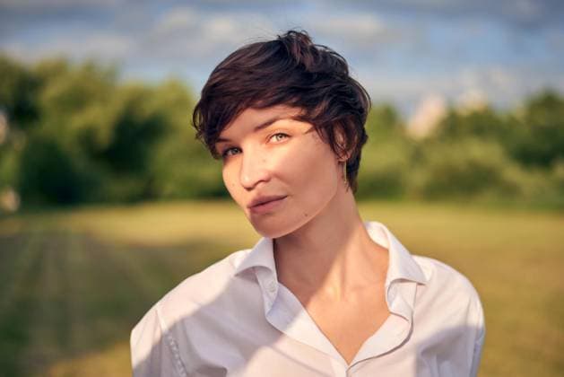 Creative Highlights Symbolbilder Retro Porträt einer stilvollen schönen Frau in einem weißen Hemd auf dem Hintergrund einer sonnigen Wiese. Das Konzept von Stil und Mode *** Retro Portrait a stylish beautiful Woman in a white Shirt at the Background a sunny Meadow the Concept from Style and Fashion Copyright: imageBROKER/AndreixZaretski ibxanz09950947.jpg ,model released, Symbolfoto ,property released