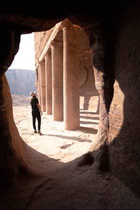 Creative Highlights Symbolbilder Male tourist wearing hat and black outfit in Petra Ma an, Ma an Governorate, Jordan R_ILLQ231216-1307046-01 ,model released, Symbolfoto