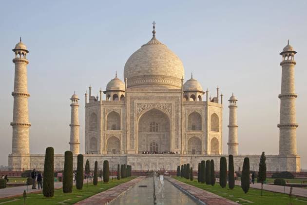 Creative Highlights World Touristen besuchen das Taj Mahal in Agra, Uttar Pradesh, Indien, Asien *** Tourists visit the Taj Mahal in Agra, Uttar Pradesh, India, Asia Copyright: imageBROKER alimdix xArterrax xMaricaxvanxderxMeer ibltsm09930969.jpg