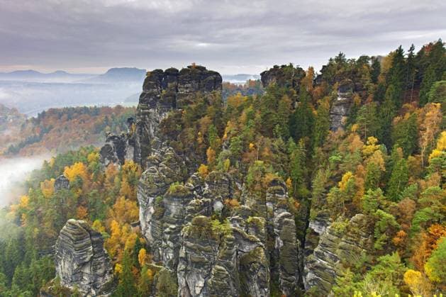 Creative Highlights World Felsformation Kleine Gans am Raaber Kessel im Elbsandsteingebirge, Nationalpark Sächsische Schweiz, Sachsen, Ostdeutschland *** Rock formation small Goose on Raaber Boilers at Elbe Sandstone Mountains, National Park Saxon Switzerland, Saxony, Eastern Germany Copyright: imageBROKER/alimdix/xArterrax/xSven-ErikxArndt ibltsm09936666.jpg