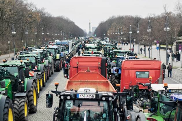 Bilder des Jahres 2023, News 12 Dezember News Themen der Woche KW51 18.12.2023,Berlin,Protest der Bauern, Unter dem Motto Zu viel ist zu viel findet eine Kundgebung am Brandenburger Tor statt. *** 18 12 2023,Berlin,Farmers protest, A rally takes place at the Brandenburg Gate under the motto Too much is too much