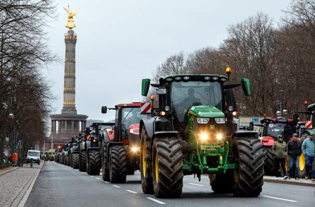 News Themen der Woche KW51 News Bilder des Tages Bauern Demo Berlin, 18.12.2023 - Bauern Demonstration , Landwirte mit ihren Traktoren protestieren gegen Streichung der Steuerentlastung fuer Agrardiesel. Berlin Berlin Deutschland *** Farmers demonstration Berlin, 18 12 2023 Farmers demonstration, farmers with their tractors protest against the cancellation of tax relief for agricultural diesel Berlin Berlin Germany