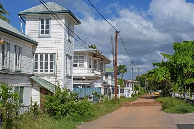 Alte weiße Kolonialhäuser aus Holz im alten Stadtzentrum von New Amsterdam, Region East Berbice Corentyne, Guyana, Südamerika *** Old Whites Colonial Houses from Wood at Old City centre from New Amsterdam, Region East Berbice Corentyne, Guyana, South America Copyright: imageBROKER/alimdix/xArterrax/xMaricaxvanxderxMeer ibltsm09947821.jpg 