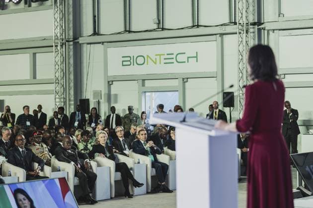 Annalena Baerbock (Buendnis 90 Die Gruenen), Bundesaussenministerin, aufgenommen im Rahmen der Einweihungszeremonie fuer die Produktionsstaette fuer mRNA-Impfstoffe der Firma Biontech in Kigali, 18.12.2023. Baerbock reist nach Ruanda fuer bilaterale Gespraeche sowie zur Eroeffnung der ersten Produktionsstaette fuer mRNA-Impfstoffe in Afrika. Kigali Ruanda *** Annalena Baerbock Buendnis 90 Die Gruenen , Federal Foreign Minister, pictured at the inauguration ceremony for Biontechs mRNA vaccine production facility in Kigali, 18 12 2023 Baerbock travels to Rwanda for bilateral talks and to inaugurate the first mRNA vaccine production facility in Africa Kigali Rwanda Copyright: xFlorianxGaertnerx