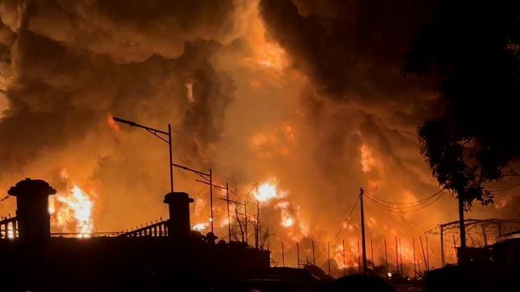 News Themen der Woche KW51 News Bilder des Tages (231218) -- CONAKRY, Dec. 18, 2023 -- This photo taken on Dec. 18, 2023 shows fire after explosion at a fuel depot in Conakry, Guinea. TO GO WITH Guinea s transitional government announces security measures as oil depot fire still raging in Guinean capital GUINEA-CONAKRY-FIRE ZhangxJian 