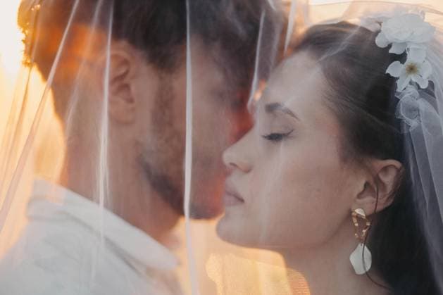 Creative Highlights Symbolbilder Schönes junges Paar in der Liebe, frisch verheiratet unter einem Schleier, Liebesgeschichte bei Sonnenuntergang *** Beautiful Young one pair in the Love, Fresh married at a Veil, Love story at Sunset Copyright: imageBROKER/MikalaixSayevich ibxwsp09934922.jpg ,model released, Symbolfoto ,property released