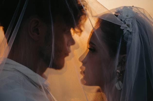 Creative Highlights Symbolbilder Schönes junges Paar in der Liebe, frisch verheiratet unter einem Schleier, Liebesgeschichte bei Sonnenuntergang *** Beautiful Young one pair in the Love, Fresh married at a Veil, Love story at Sunset Copyright: imageBROKER/MikalaixSayevich ibxwsp09934984.jpg ,model released, Symbolfoto ,property released