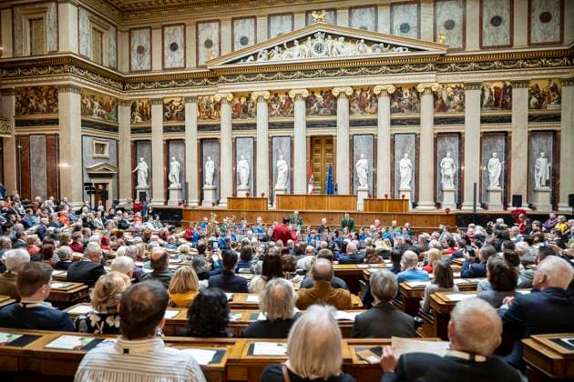 Wien, Österreich. 18. Dezember 2023. Österreichischer Blasmusikverband sorgt für Musikalische Umrahmung beim Weihnachtskonzert im historischen Sitzungssaal der Bundesversammlung anlässlich des Schwerpunktes Ehrenamt.