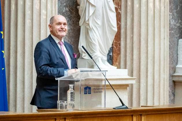 Wien, Österreich. 18. Dezember 2023. 1. Nationalratspräsident Wolfgang Sobotka spricht beim Weihnachtskonzert im historischen Sitzungssaal der Bundesversammlung anlässlich des Schwerpunktes Ehrenamt.