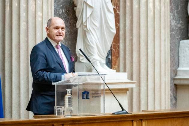 Wien, Österreich. 18. Dezember 2023. 1. Nationalratspräsident Wolfgang Sobotka spricht beim Weihnachtskonzert im historischen Sitzungssaal der Bundesversammlung anlässlich des Schwerpunktes Ehrenamt.