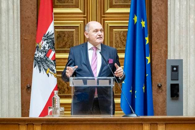 Wien, Österreich. 18. Dezember 2023. 1. Nationalratspräsident Wolfgang Sobotka spricht beim Weihnachtskonzert im historischen Sitzungssaal der Bundesversammlung anlässlich des Schwerpunktes Ehrenamt.