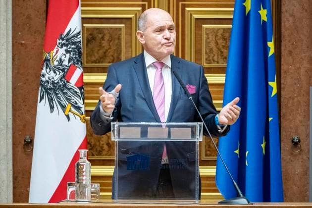 Wien, Österreich. 18. Dezember 2023. 1. Nationalratspräsident Wolfgang Sobotka spricht beim Weihnachtskonzert im historischen Sitzungssaal der Bundesversammlung anlässlich des Schwerpunktes Ehrenamt.