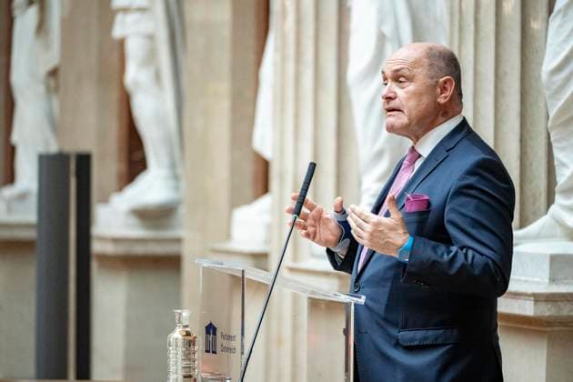 Wien, Österreich. 18. Dezember 2023. 1. Nationalratspräsident Wolfgang Sobotka spricht beim Weihnachtskonzert im historischen Sitzungssaal der Bundesversammlung anlässlich des Schwerpunktes Ehrenamt.