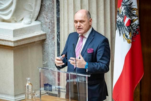 Wien, Österreich. 18. Dezember 2023. 1. Nationalratspräsident Wolfgang Sobotka spricht beim Weihnachtskonzert im historischen Sitzungssaal der Bundesversammlung anlässlich des Schwerpunktes Ehrenamt.